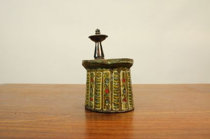 INDE. Paire de Paduka en bois peint polychrome...