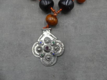 Collier berbère à chaine de métal, ambres...
