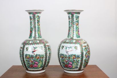 CHINE. Paire de vases balustre en porcelaine...