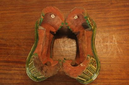 INDE. Paire de Paduka en bois peint polychrome...