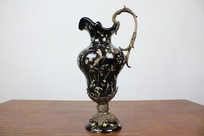 Aiguière en porcelaine craquelée et bronze...