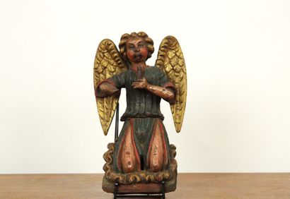 Ange sonnant de la trompette en bois sculpté...