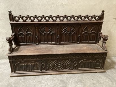 Banc-coffre de style néo-gothique en chêne...