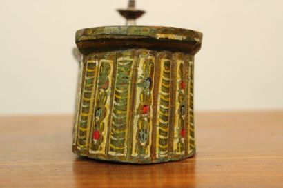 INDE. Paire de Paduka en bois peint polychrome...