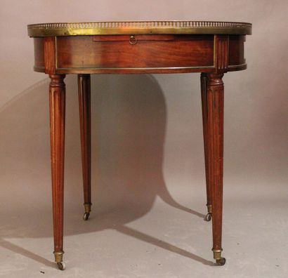 Table bouillotte de style Louis XVI en acajou,...