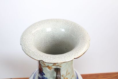 CHINE
Vase en faïence craquelé à décor de...