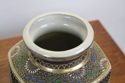 JAPON. Paire de vase satsuma en porcelaine...
