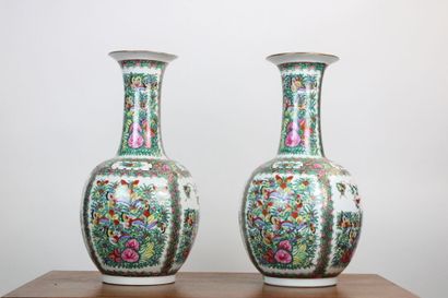 CHINE. Paire de vases balustre en porcelaine...