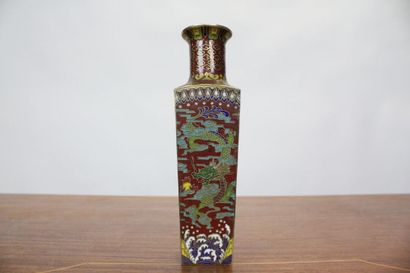 CHINE. Paire de vases en laiton à émaux cloisonnés...