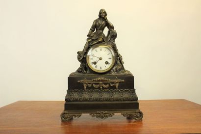 Pendule en métal dans le goût Néo-Renaissance...