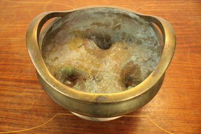 CHINE. Brûle encens en métal doré avec son...