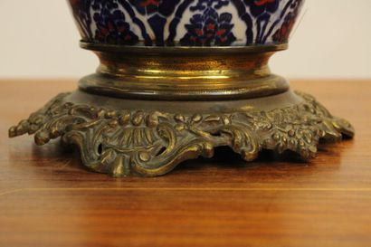 JAPON. Vase en porcelaine imari à décor floral....