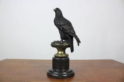 A. THORBUM
Rapace, bronze patiné brun et...