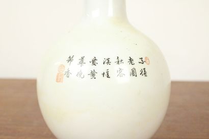 CHINE. Vase boule à col en porcelaine blanche...