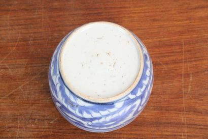 CHINE.
Pot couvert en porcelaine à décor...