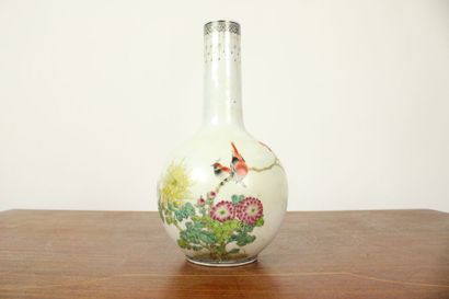 CHINE. Vase boule à col en porcelaine blanche...