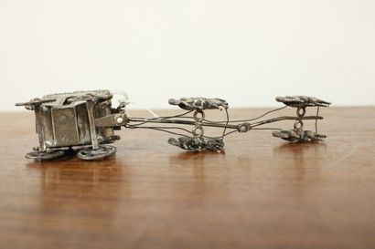 Carrosse tiré par ses quatre chevaux en argent,...