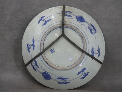 JAPON. Plat en porcelaine Imari à décor de...