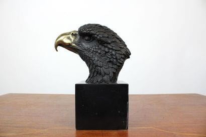 Tête d'aigle, bronze à patine brune et doré,...