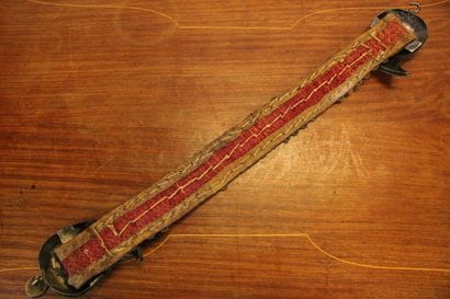 TIBET Ceinture en cuir, laine et argent repoussé...