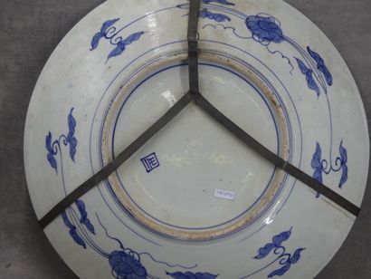 JAPON. Plat en porcelaine Imari à décor de...
