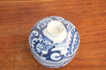 CHINE.
Pot couvert en porcelaine à décor...