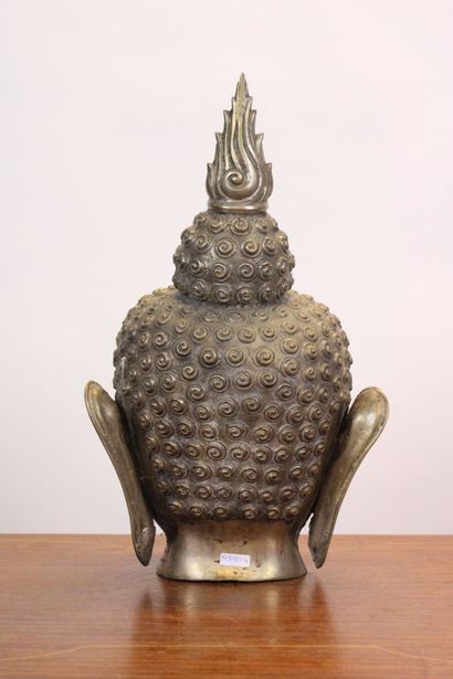THAILANDE. Tête d'une divinité en laiton...