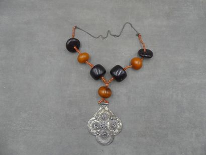 Collier berbère à chaine de métal, ambres...