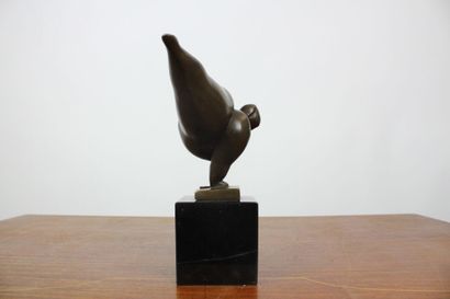 MILO (1893-1970). 
Femme acrobate, bronze,...