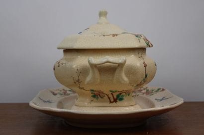 LONGWY. Soup tureen and its support out of...