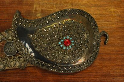 TIBET Ceinture en cuir, laine et argent repoussé...