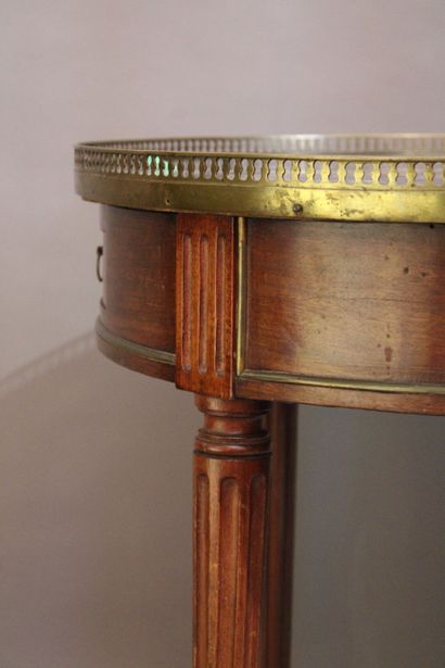 Table bouillotte de style Louis XVI en acajou,...
