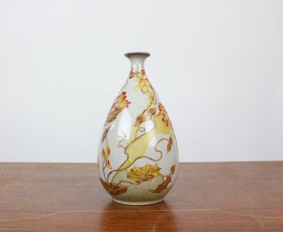 Vase en porcelaine craquelée à décor de Clématites...