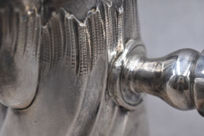 Chocolatière en argent, corps torsadé. Poids...