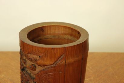 CHINE Pot à pinceaux en bambou sculpté d'un...