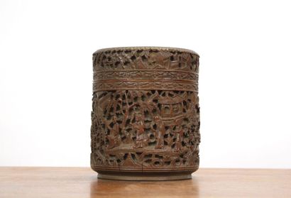 CHINE. Pot couvert cylindrique en bois sculpté...