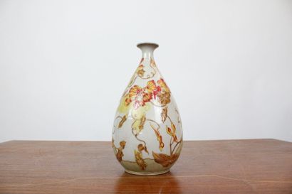 Vase en porcelaine craquelée à décor de Clématites...