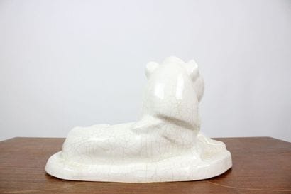 Lion allongé en porcelaine craquelée blanche....