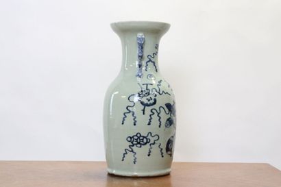 CHINE. Vase balustre en porcelaine blanche...
