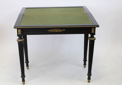 Table à jeux en bois sculpté mouluré aux...