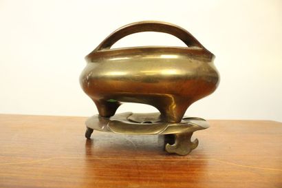 CHINE. Brûle encens en métal doré avec son...