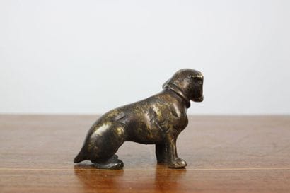 Ecole moderne. Chien de chasse assis, bronze...