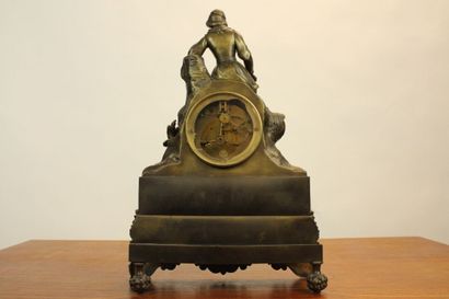 Pendule en métal dans le goût Néo-Renaissance...