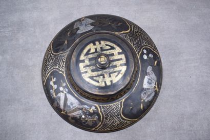 Chine 
CHINE. Boite couverte circulaire en...