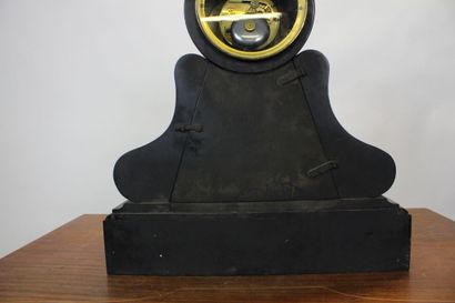 Importante pendule borne en marbre noir décorée...