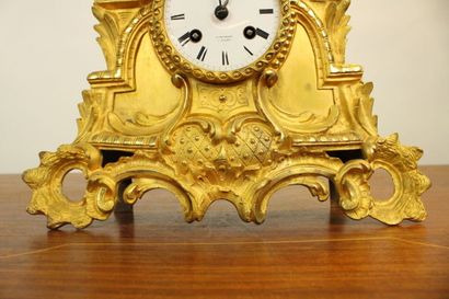 Pendule en métal dans le goût Néo-Renaissance...