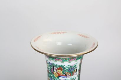 CHINE. Paire de vases balustre en porcelaine...