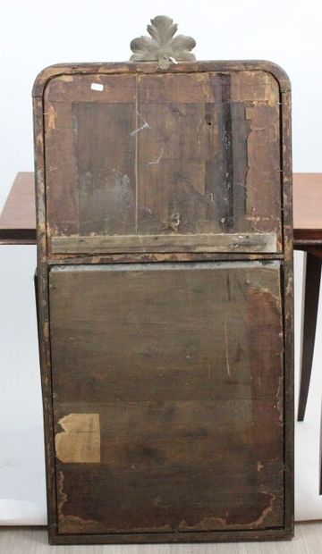 Trumeau en bois sculpté à décor d'une scène...