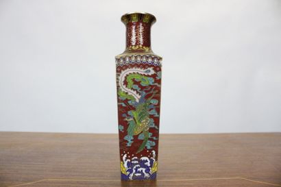 CHINE. Paire de vases en laiton à émaux cloisonnés...