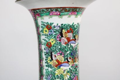CHINE. Paire de vases balustre en porcelaine...